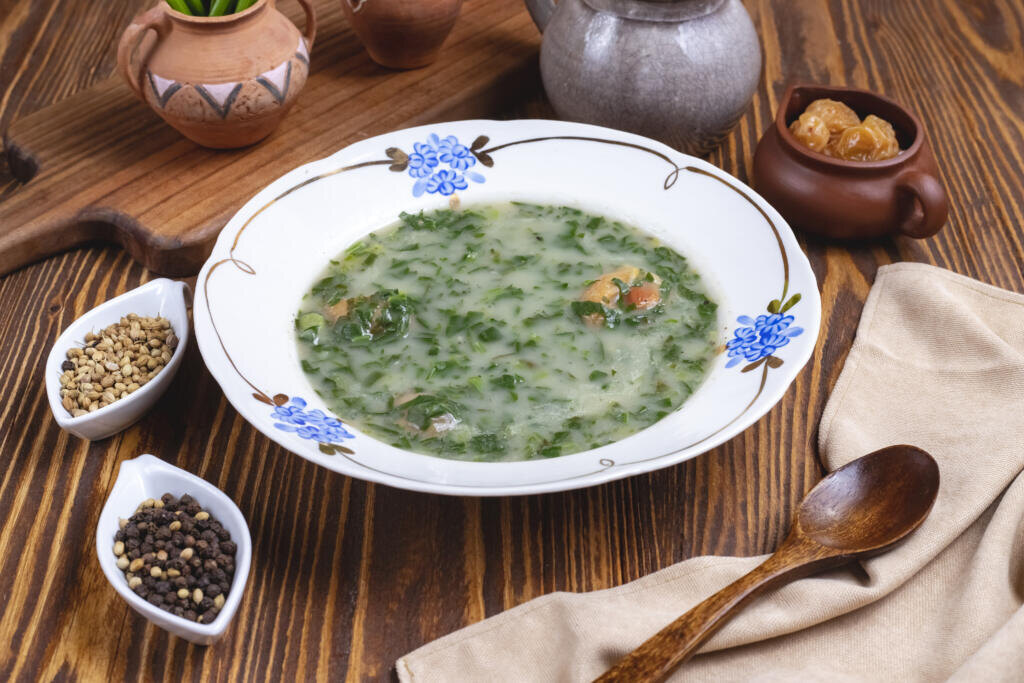    green soup spinach onion spices side view Журналист