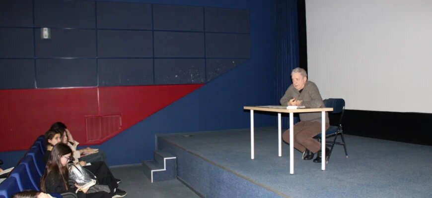    Виталий Аркадьевич Ерёмин — российский журналист и писатель. Автор публицистических книг и эссе о журналистском мастерстве: «Душа языка», «Храм воспитания», «Гражданин города», «Счастливая профессия», «Созидайте дух». ‍В интервью для сайта Школы журналистики имени Владимира Мезенцева Виталий рассказал, что́ стоит читать начинающим авторам, от чего зависят темы, поднимаемые в произведениях, и каким должен быть текст. Анастасия Липова