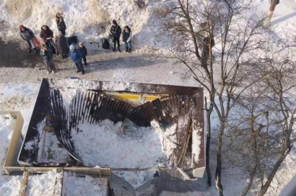    Снег, упавший с крыши, раздавил киоск с продавцом в Чебоксарах