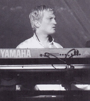 Игорь Хорошев в составе Yes. 2000 г., фото Робина Кауфмана с сайта yesworld.com.