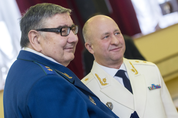    Посохов практически всю свою карьеру построил на службе в надзорном ведомстве, он работал при Кафиле Амирове (слева), Илдусе Нафикове (справа).   
Фото: «БИЗНЕС Online»