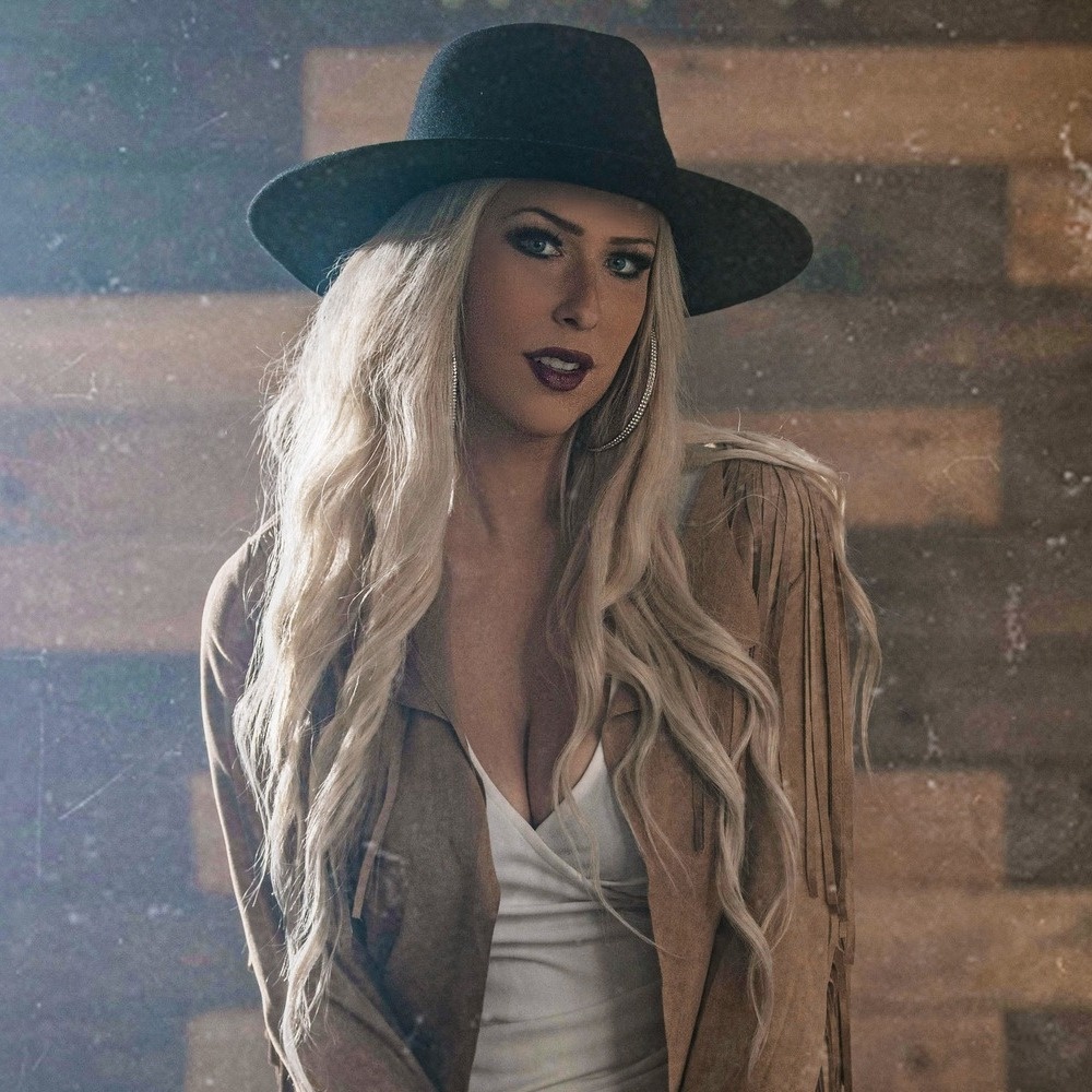 Это Алексис Тейлор, кантри-певица из Нэшвилла. Но статья не про неё