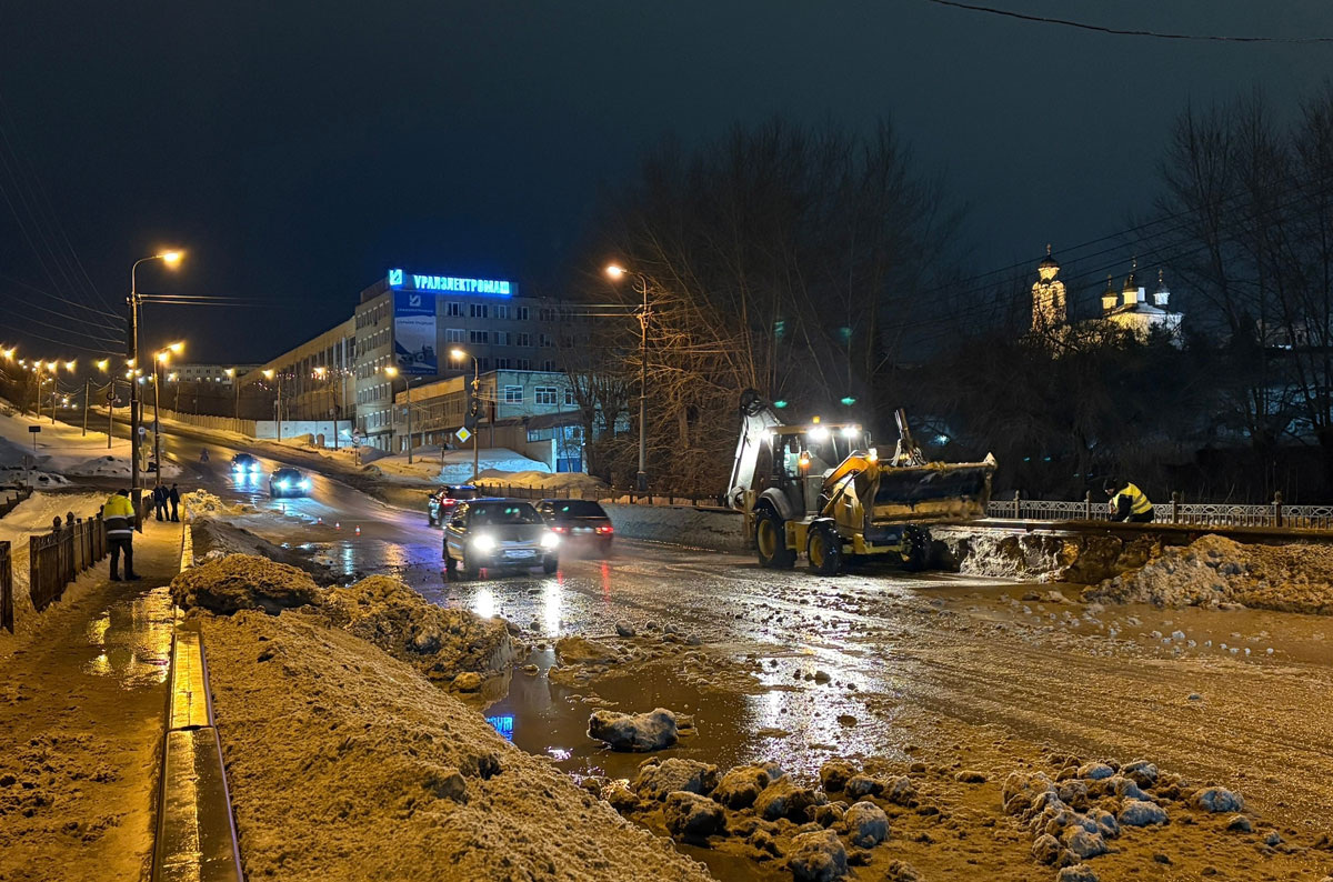    В Каменске-Уральском устраняют подтопления на мостах из-за таяния снега