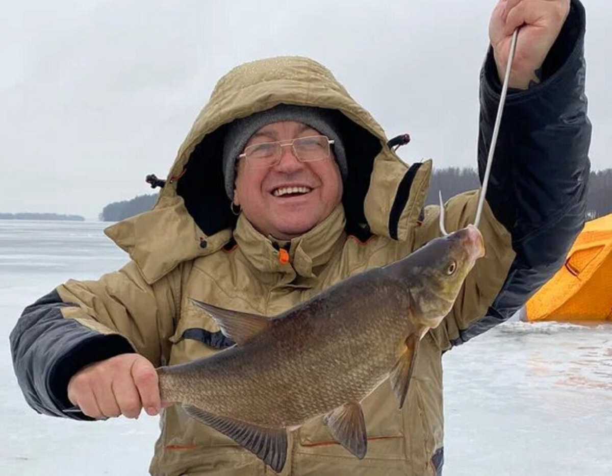 Александр Каменный с трофеем, лещ на 3.4 кг, оз. Отрадное, февраль 2025 г.