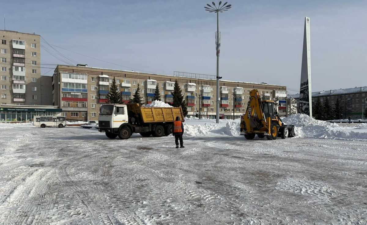    Почему срочно вывозят снег с главной площади Каменска-Уральского