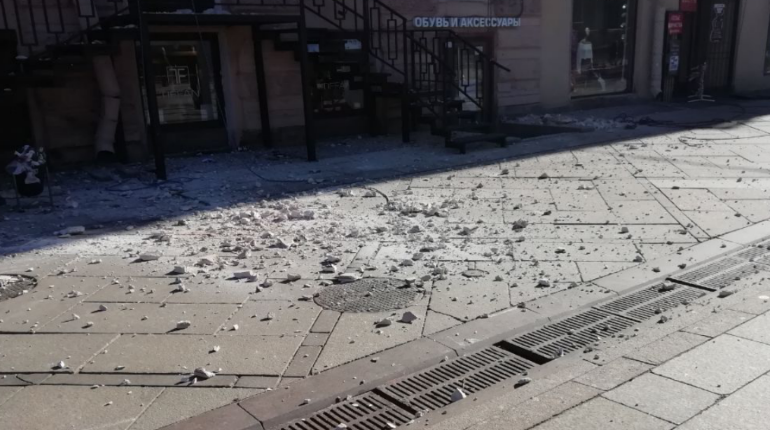    На Васильевском острове посыпалась штукатурка. Фото: «Мойка78»