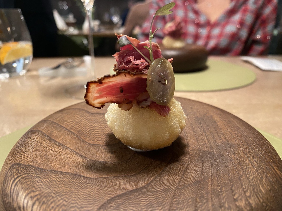 Пончик с пастрами