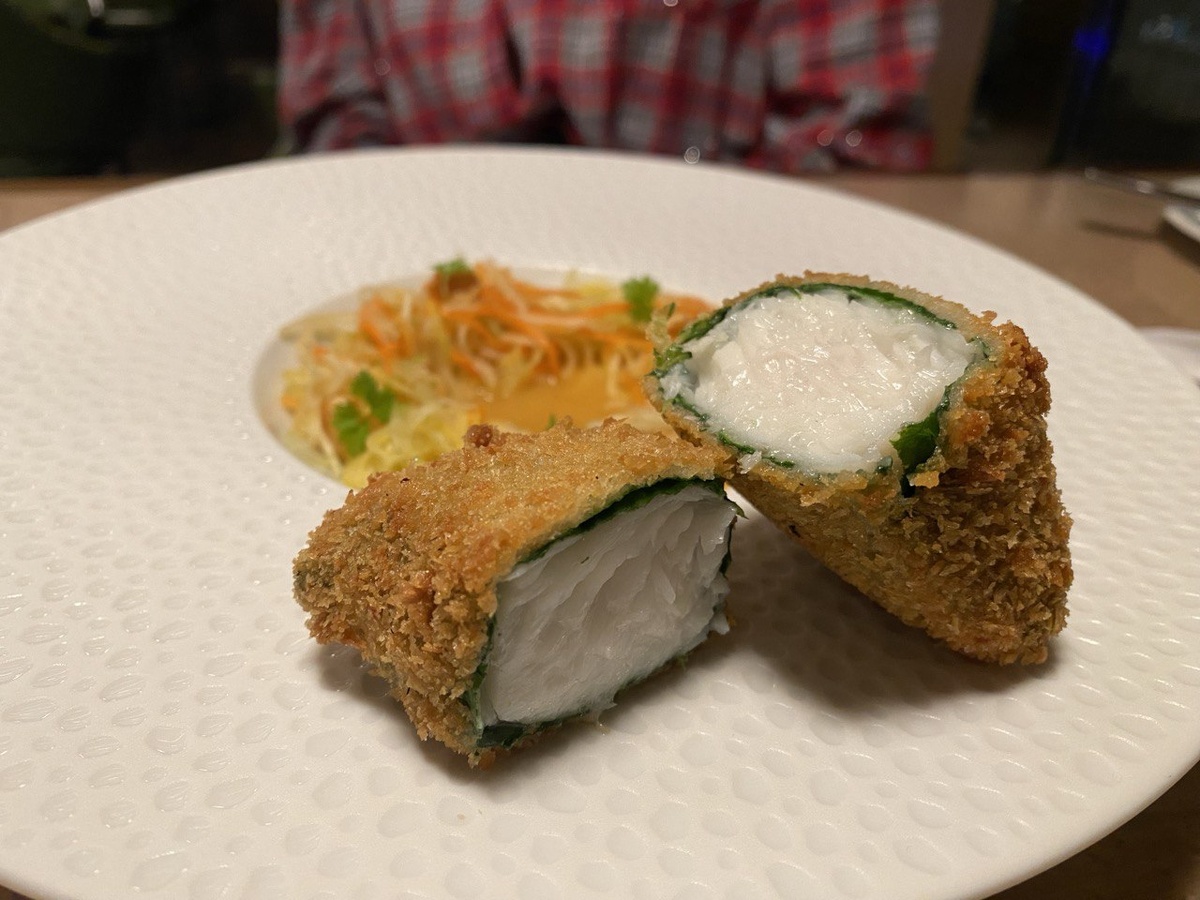 Стейк из палтуса с овощным салатом