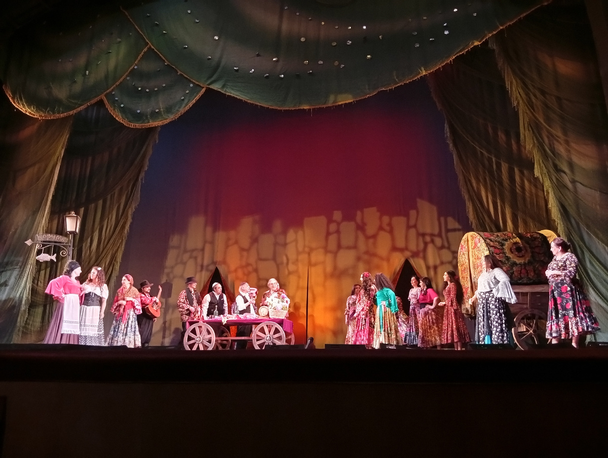 "Подкова счастья" на сцене цыганского театра "Ромэн" (все фото автора от 13 марта)