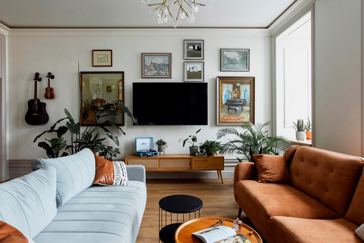 На фото: трешка 127 кв.м в г. Ярославле. В кадре диван прямой Маркфул от divan.ru. Дизайнер: Валерия Долгих; фотограф: Екатерина Худякова