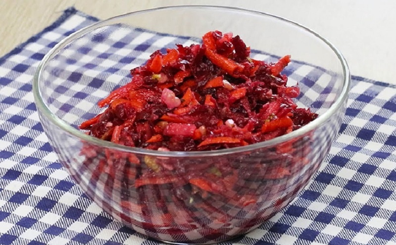 Салат из свеклы, моркови и яблока: свежесть, вкус и максимум пользы за три минуты