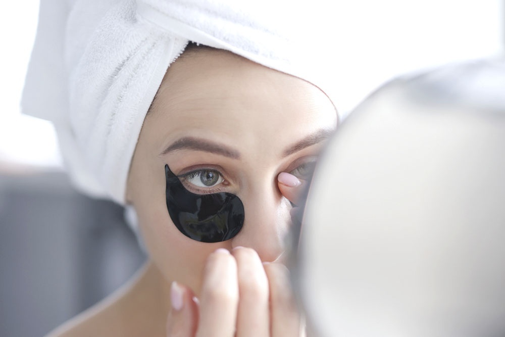    Как быстро убрать мешки под глазами в домашних условиях, изменить привычки, чтобы отеки не портили утро, и отличить временную проблему от симптомов заболеваний. / iStock