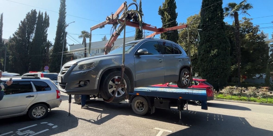 30 машин на спецстоянку: в Сочи эвакуировали мешающие проезду авто в трех районах сразу