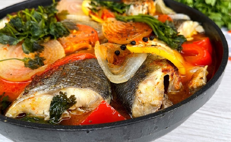 Рыба с овощами без хлопот: секрет простой сковороды, который покоряет вкусом и ароматом