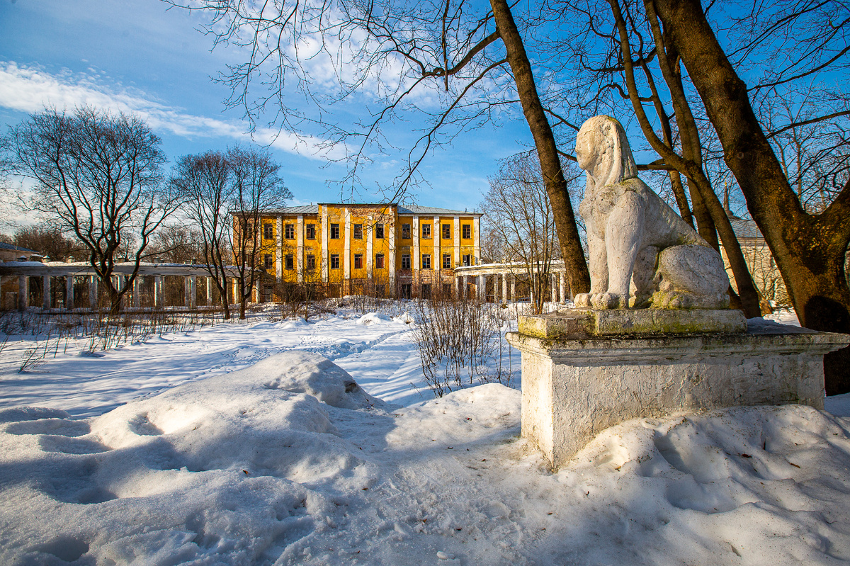 Усадьба Пехра-Яковлевское, главный дом и один из сфинксов. Городской округ Балашиха, Московская область. Фото автора статьи