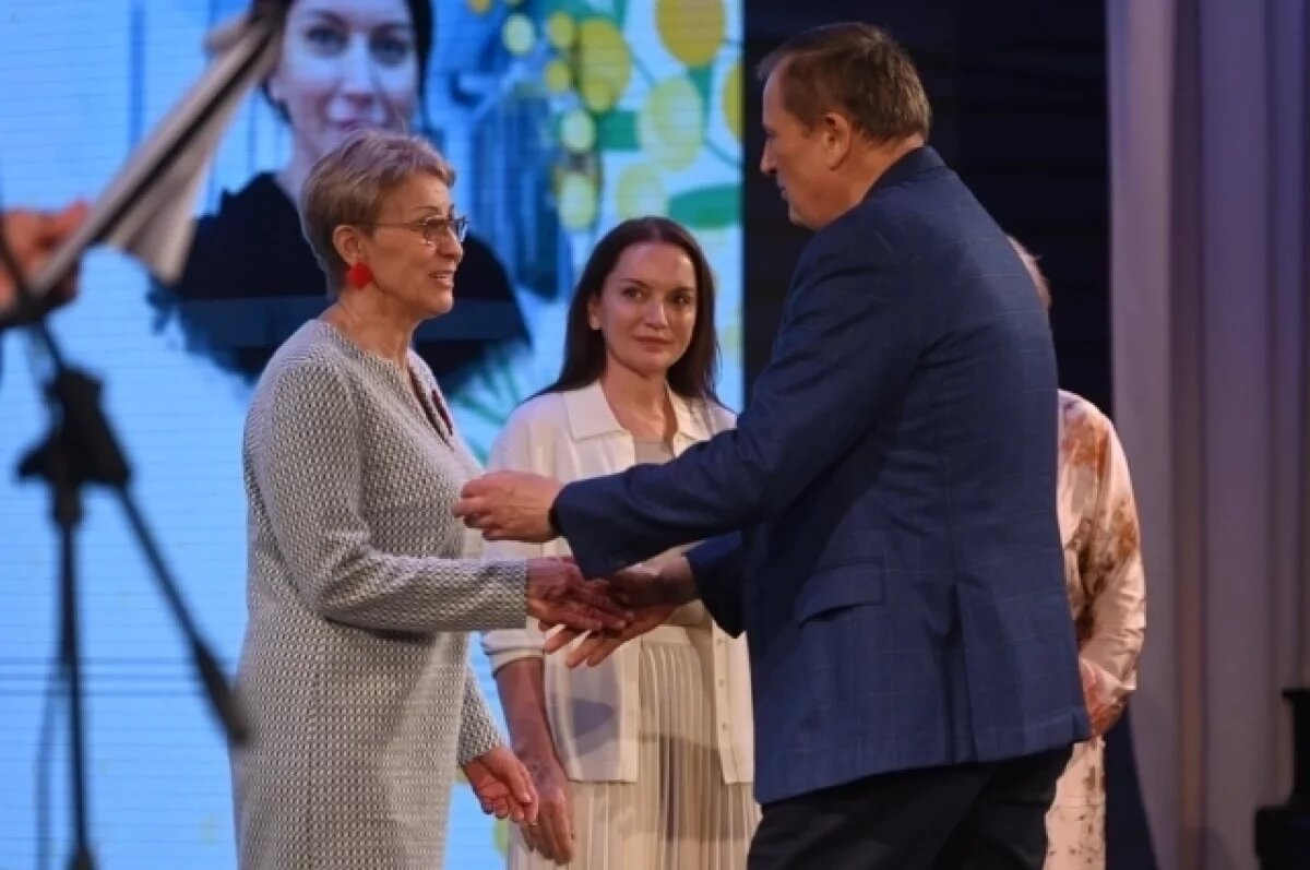    Губернатор Ленобласти Дрозденко вручил премии женщинам года