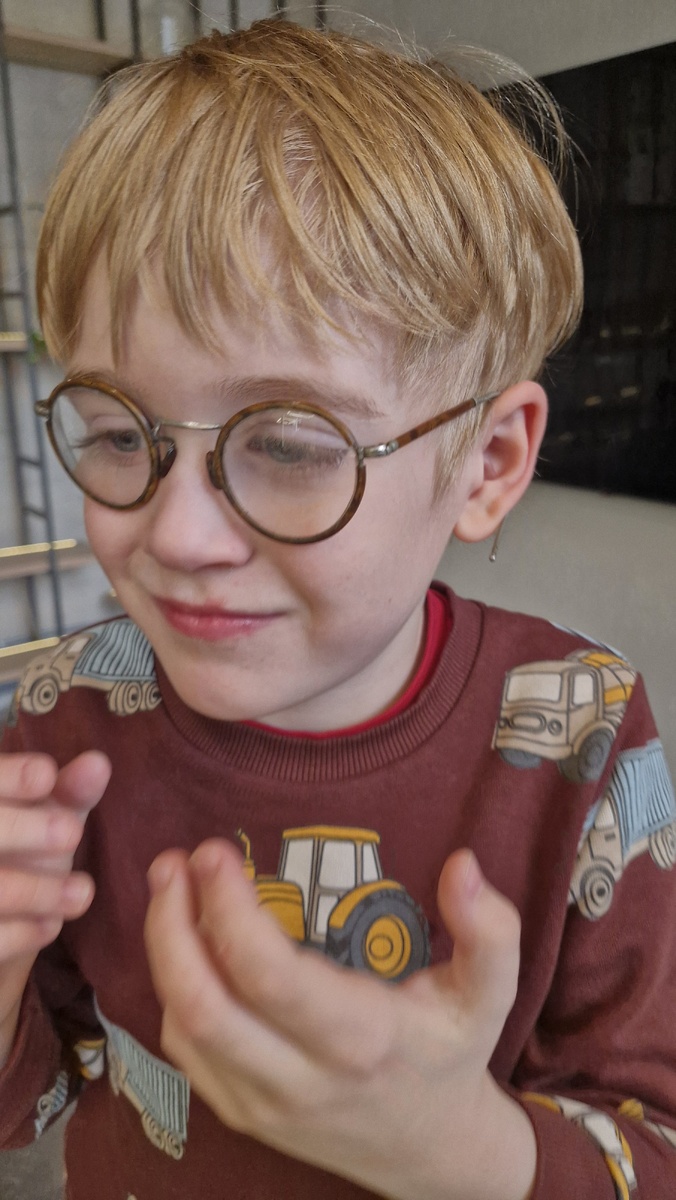 Это в барбершопе мальчик очки нашёл!