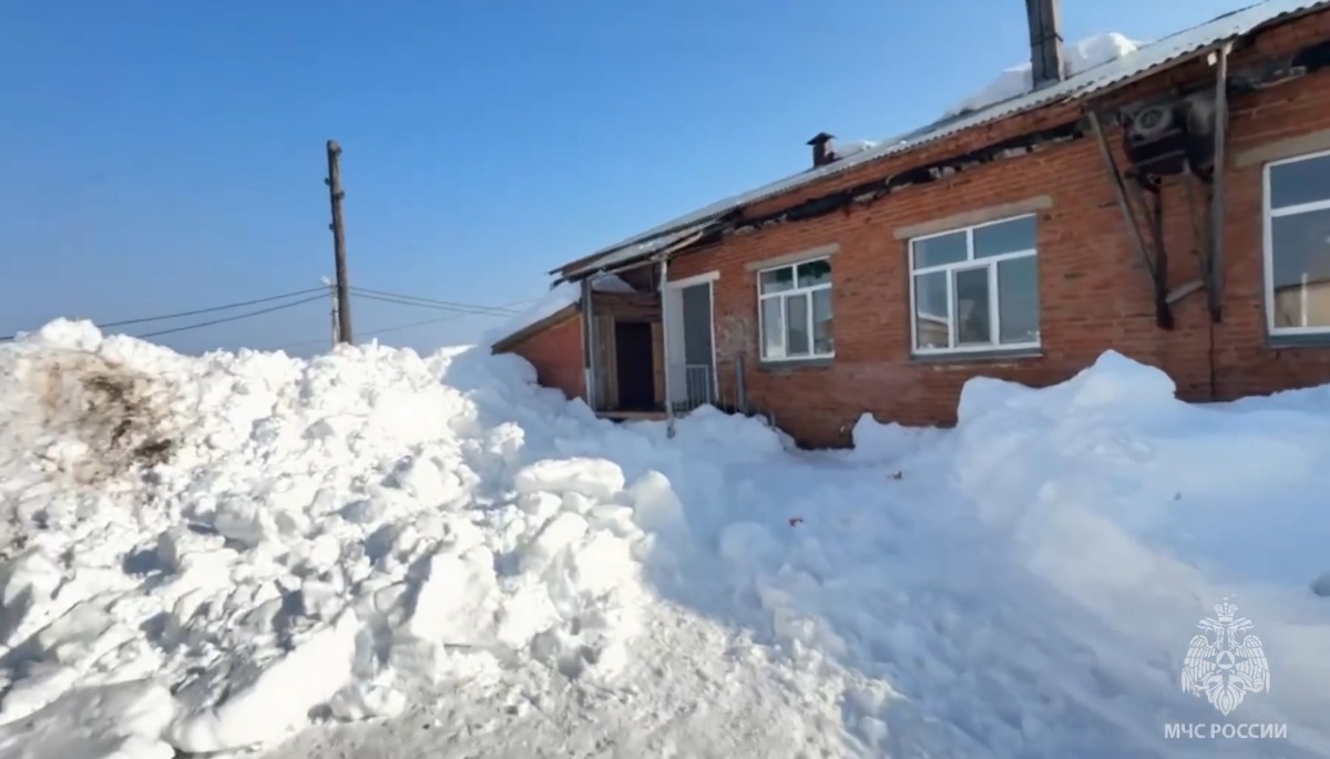    Двоих детей завалило снегом, упавшим с крыши здания в Удмуртии