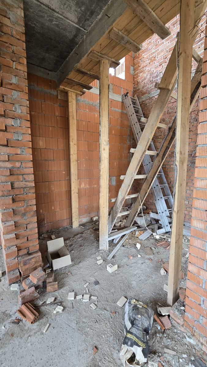 Небольшой проем под лестницу с забежными ступенями