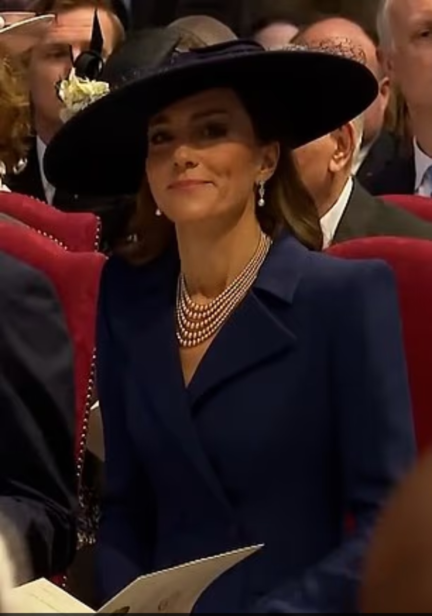 Принцесса Уэльская встретилась взглядом с королевским фотографом на вчерашней службе в честь Дня Содружества.