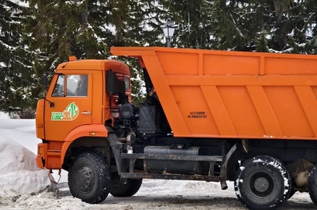    В Калининграде после зимы начали масштабную уборку улиц
