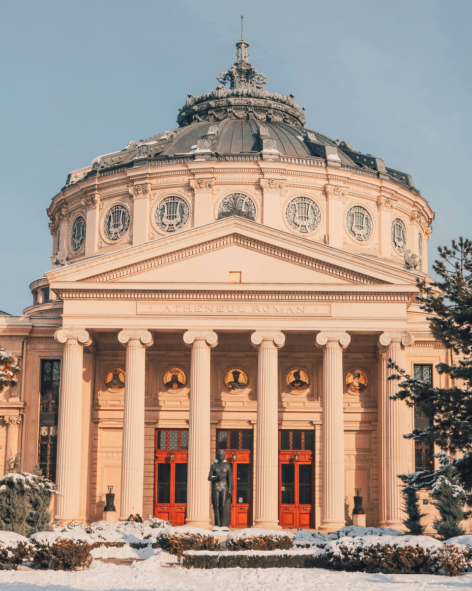 Ещё в 1865-м румынские деятели науки и искусства основали культурное сообщество Атенеум — от имени богини Афины. Концертный зал построили с целью служения науке и искусству.Фото: Emilia Morariu / Unsplash