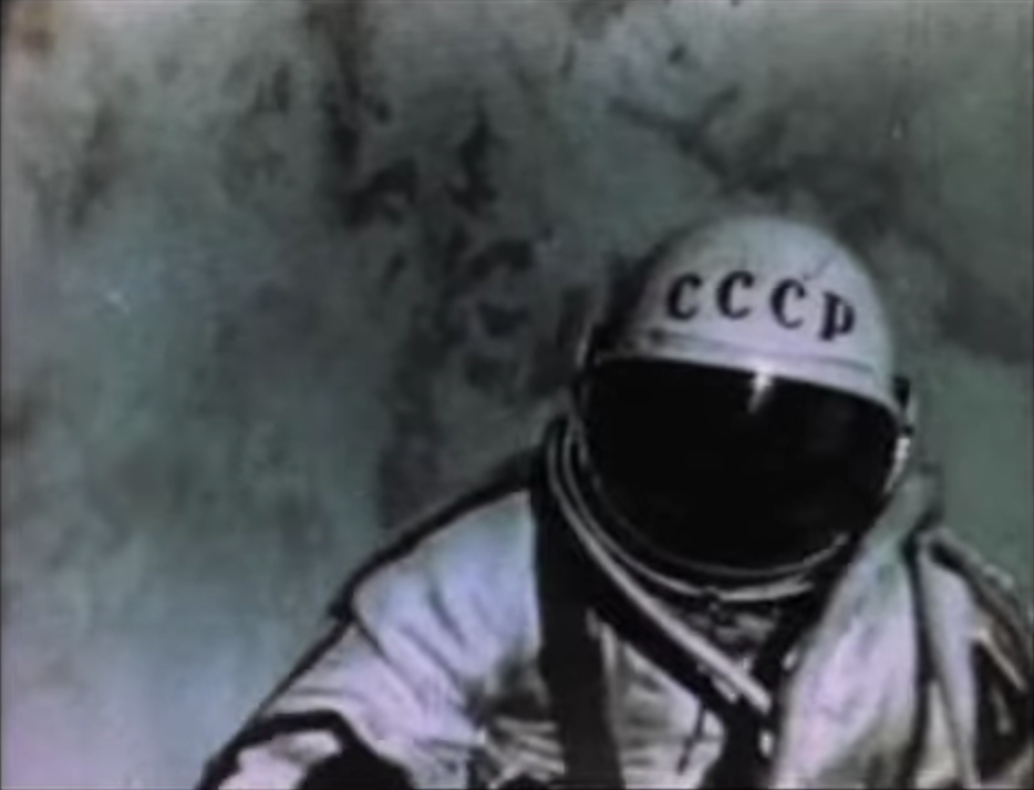 Алексей Леонов в "Беркуте" за пределами космического корабля 18 марта 1965 года