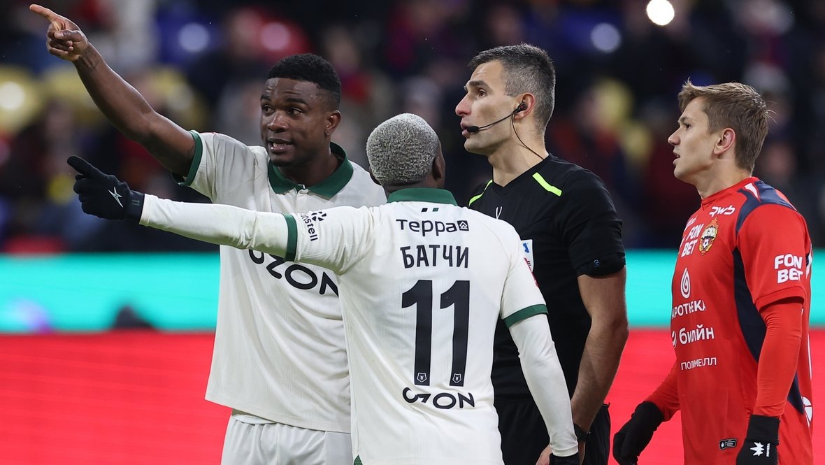    Футболисты «Краснодара» Джон Кордоба, Жоау Батчи, арбитр Алексей Сухой и игрок ЦСКА Иван Обляков.Александр Федоров