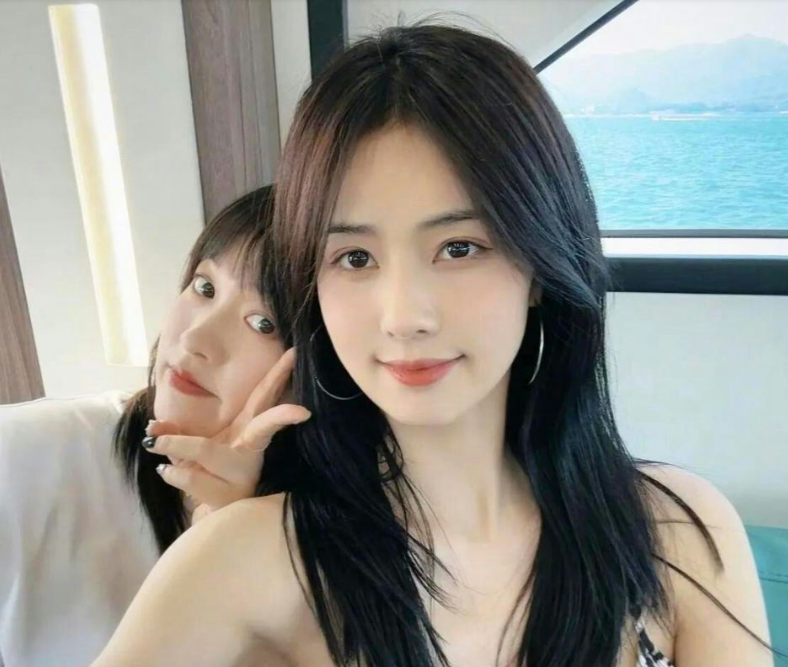 Китайская актриса Бай Лу и помощница Хэхэ.