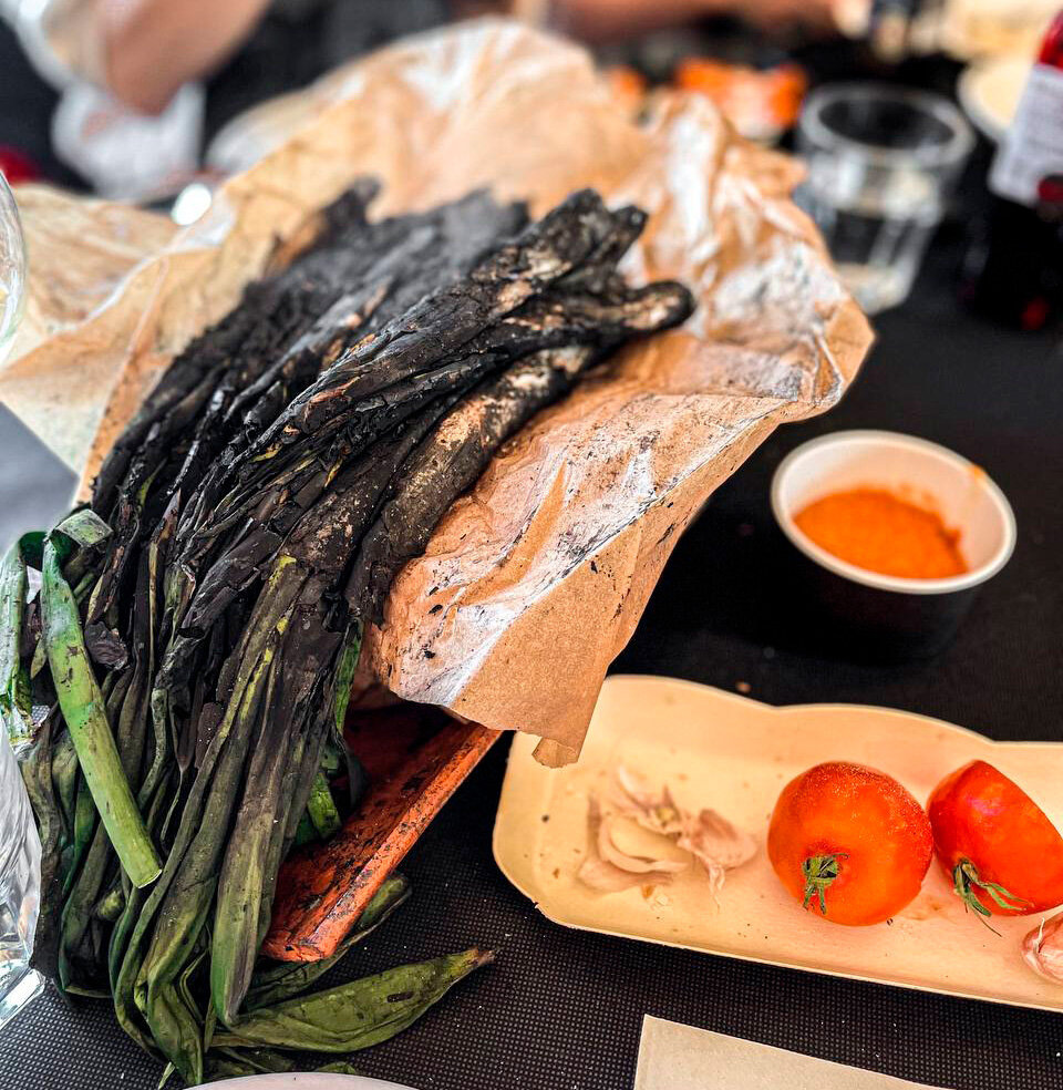 Часто в меню ещё входит мясо на гриле и, конечно, хлеб с томатами. Фото: Катя Удинцова