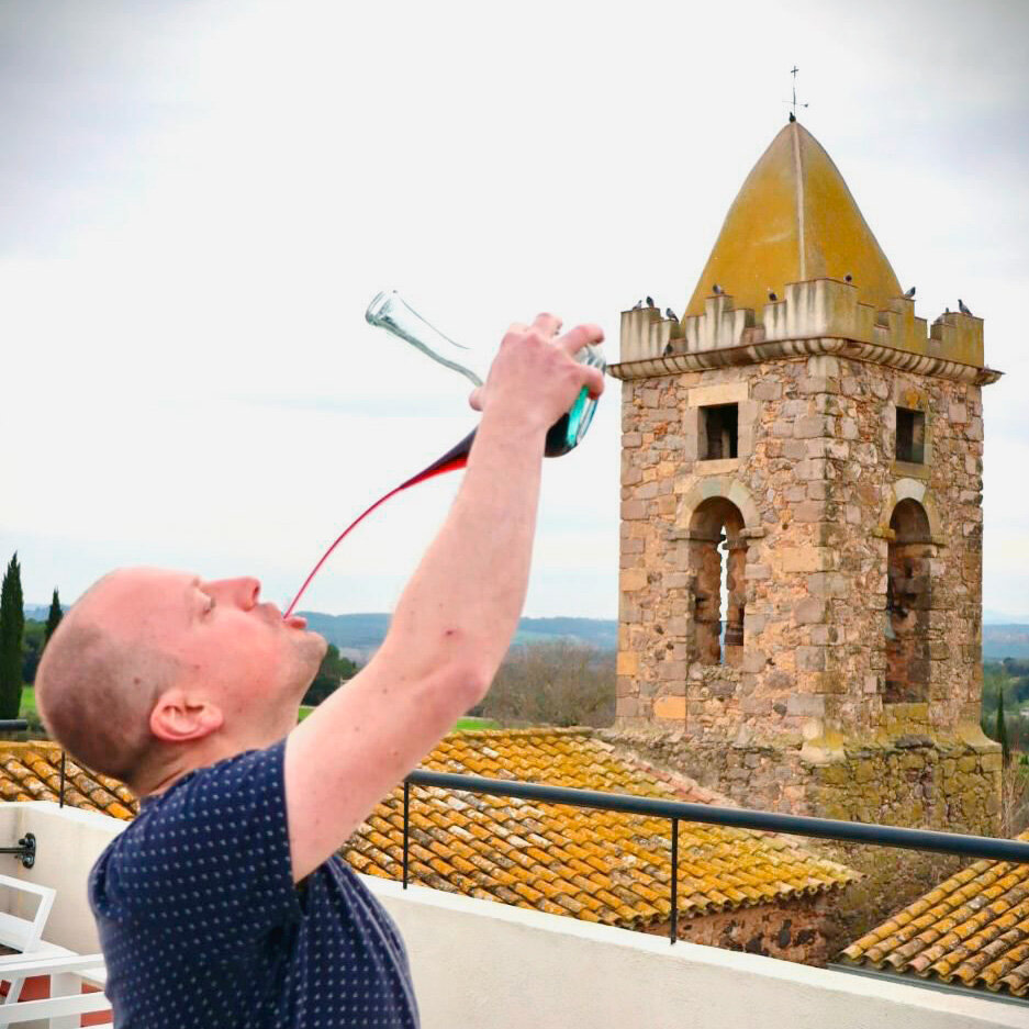 Надо тренироваться, чтобы не ударить в грязь лицом перед каталонцами и не облиться с ног до головы. Фото: Chironicmonstah / Wikimedia