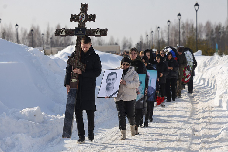 «А потом сказал: «Мам, сидеть здесь я не могу…»: как простились с хирургом Кадуцеем