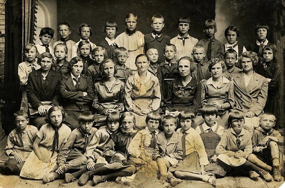    Мария Пронина со школьниками. Фото: Самарский областной государственный архив социально-политической истории.