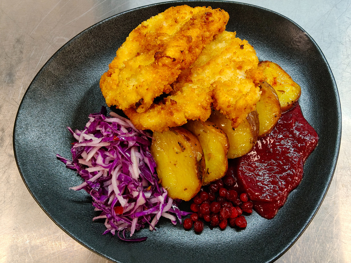 Как вам такое сочетание Шницель, картошка, брусничный соус и хрустящий капустный салат с дайконом?