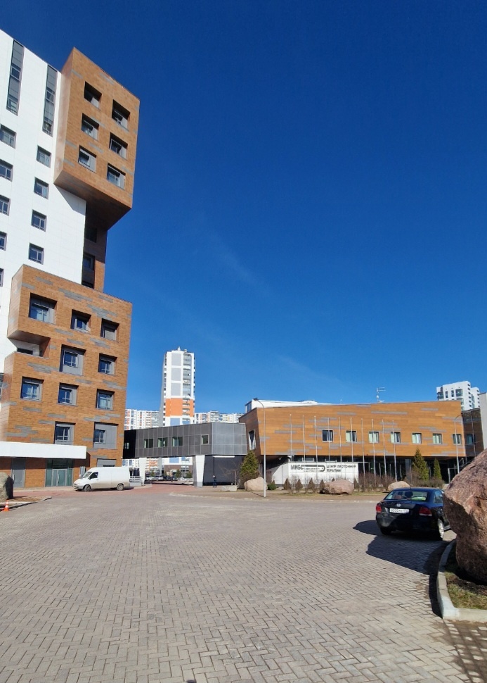 Общая территория с лечебным корпусом слева.