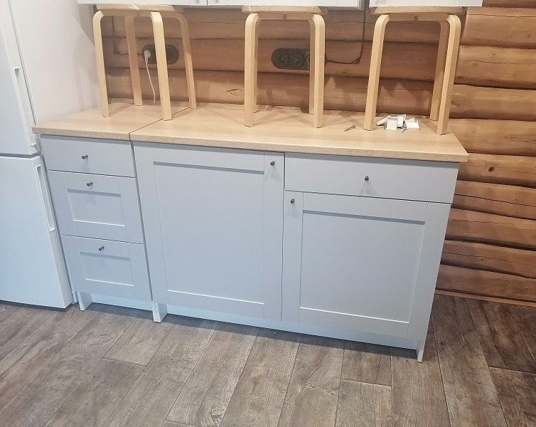 Верхние шкафчики стоят на табуретках, чтоб их проще было прикручивать.