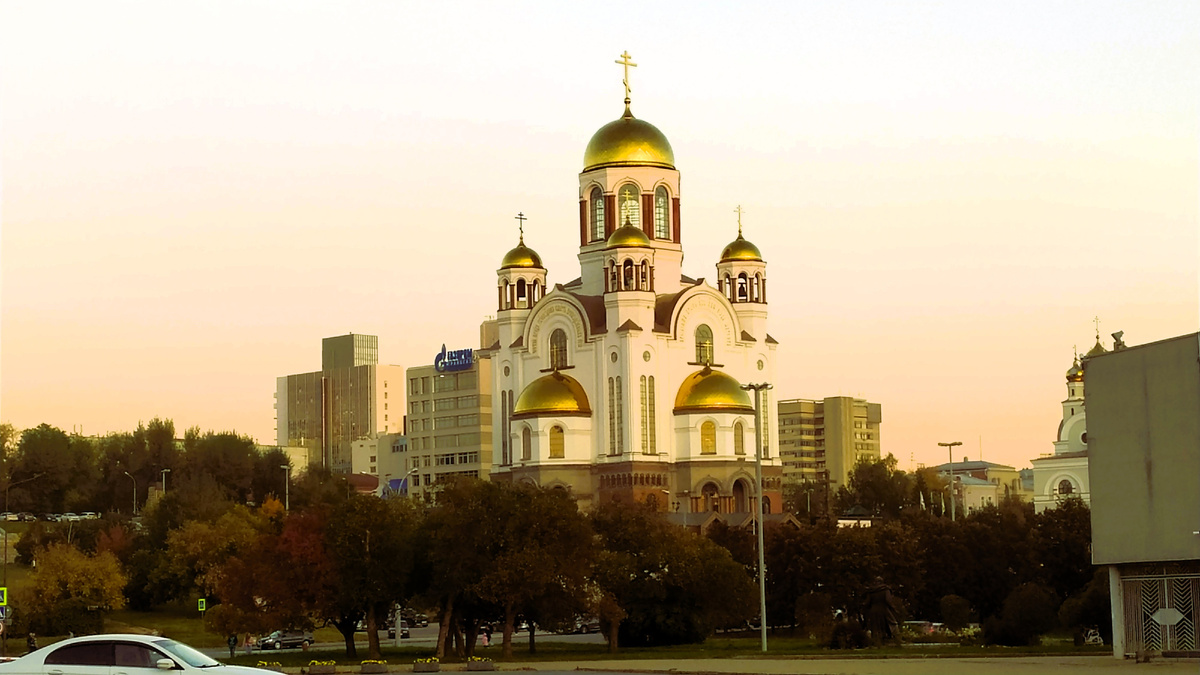 Храм-на-Крови на закате снят со стороны ККТ «Космос». Фото автора. 