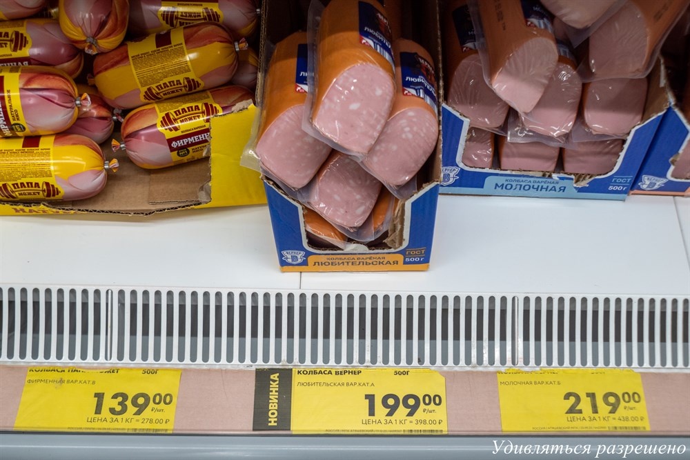 Вот лежит она на полке