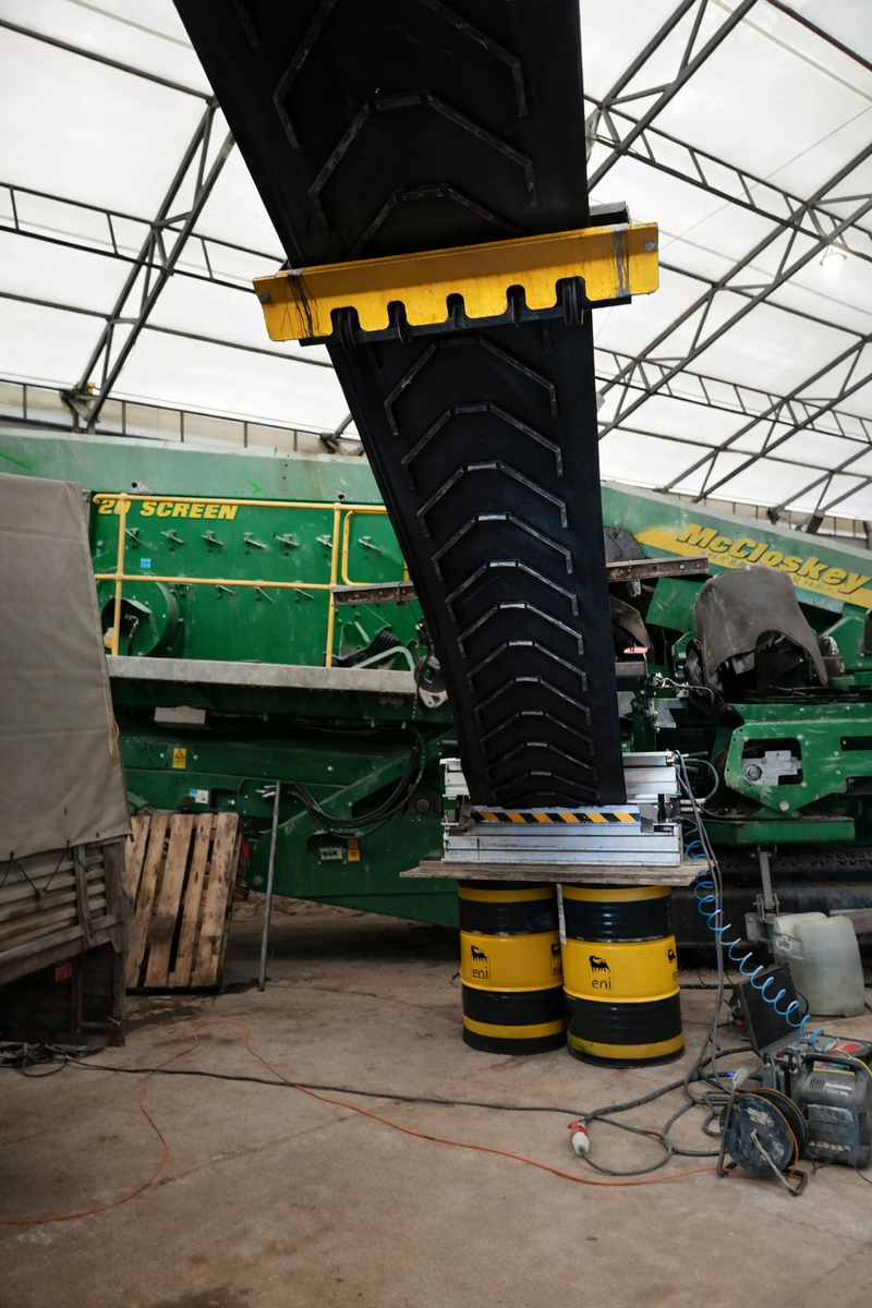 Даже новая конвейерная лента быстро потеряет ресурс, если на линии остались старые проблемы.