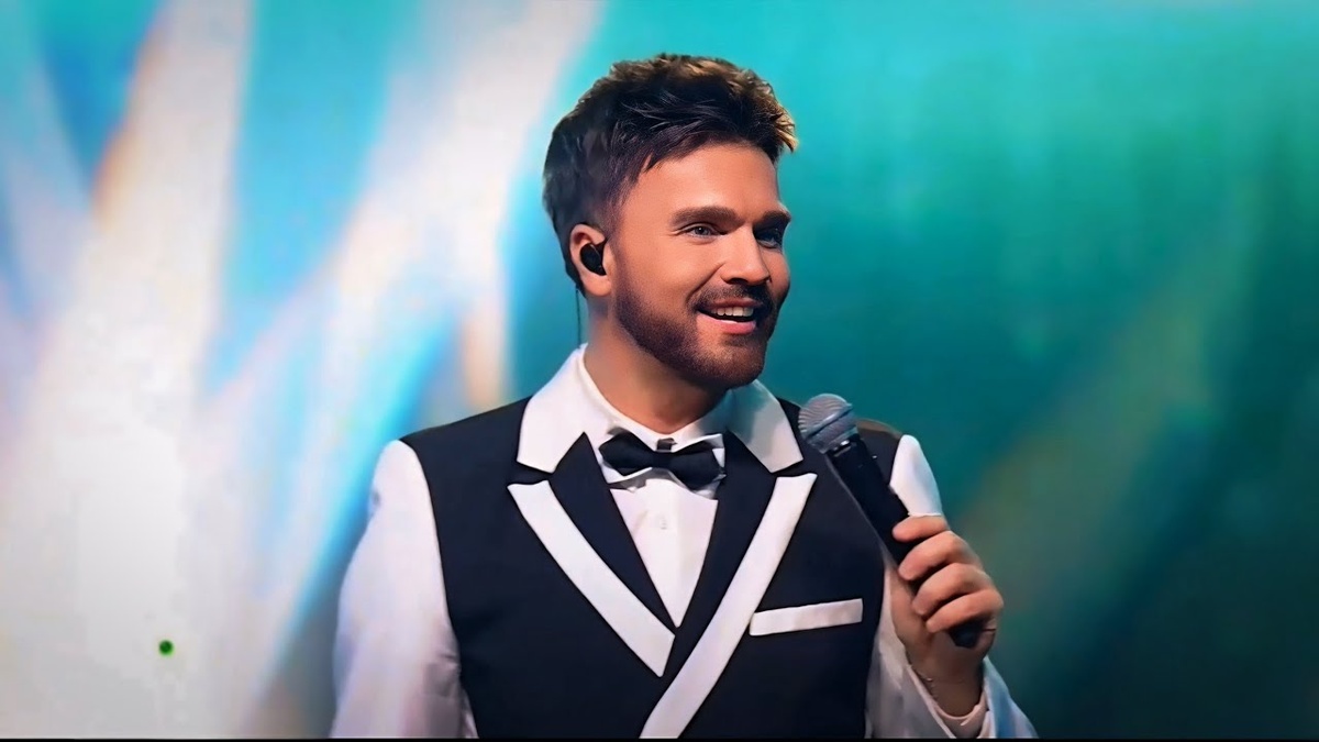 Александр Сергеевич Панайотов — украинский и российский певец, композитор, поэт и автор-исполнитель.