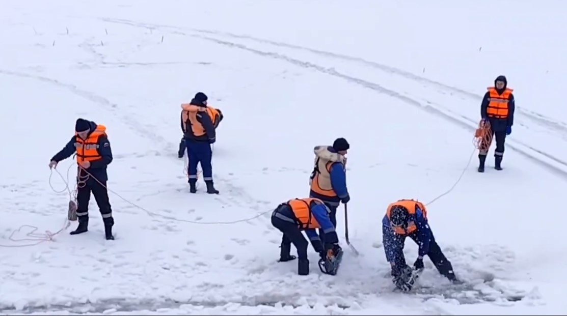    В Оренбурге в преддверии паводка распилили лед около моста на реке Сакмара