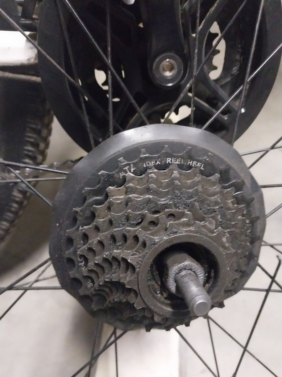 Трещотку оставлю, как и заводские спицы, если не купят, то полежит до лучших времен.