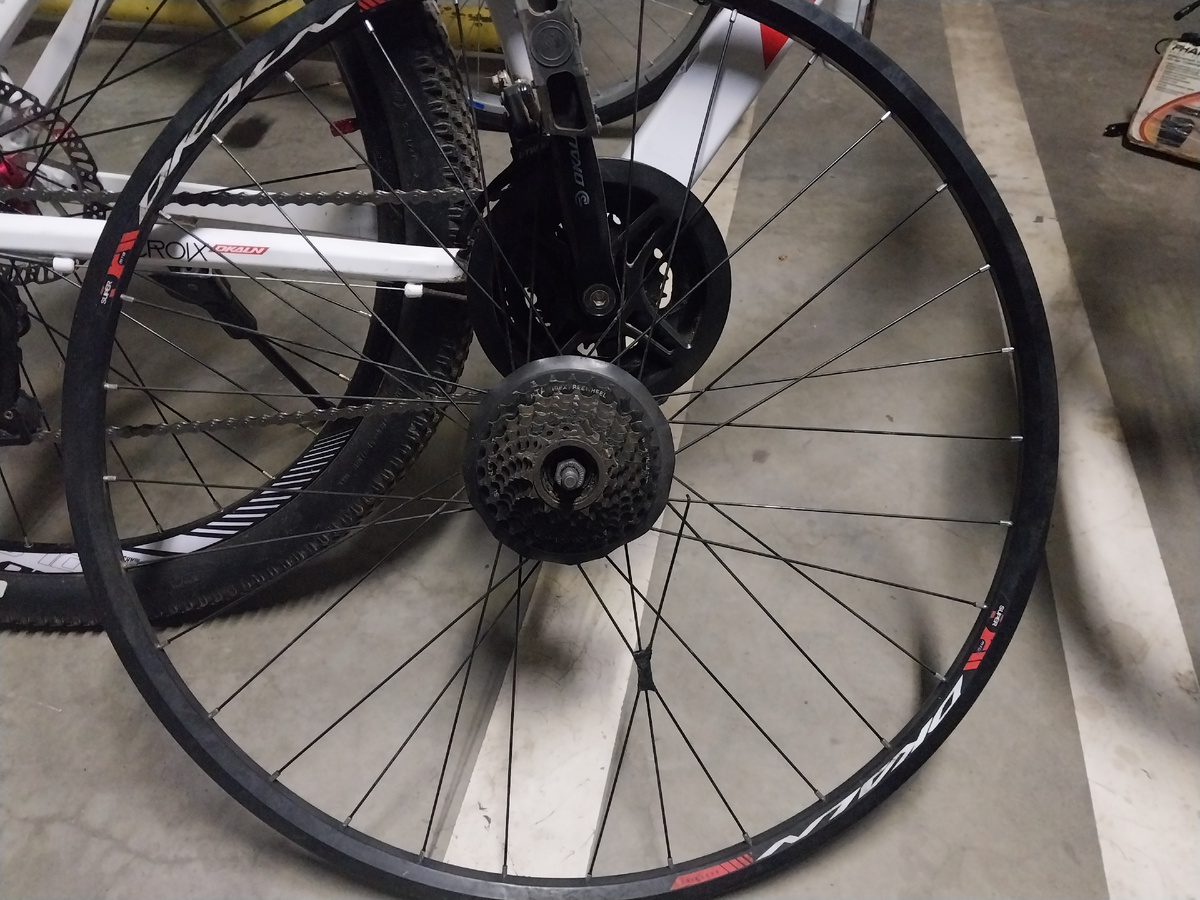 Обод ушатан даунхиллом, в живых остались немногочисленные заводские спицы и четкая трещотка. Index freewheel. 