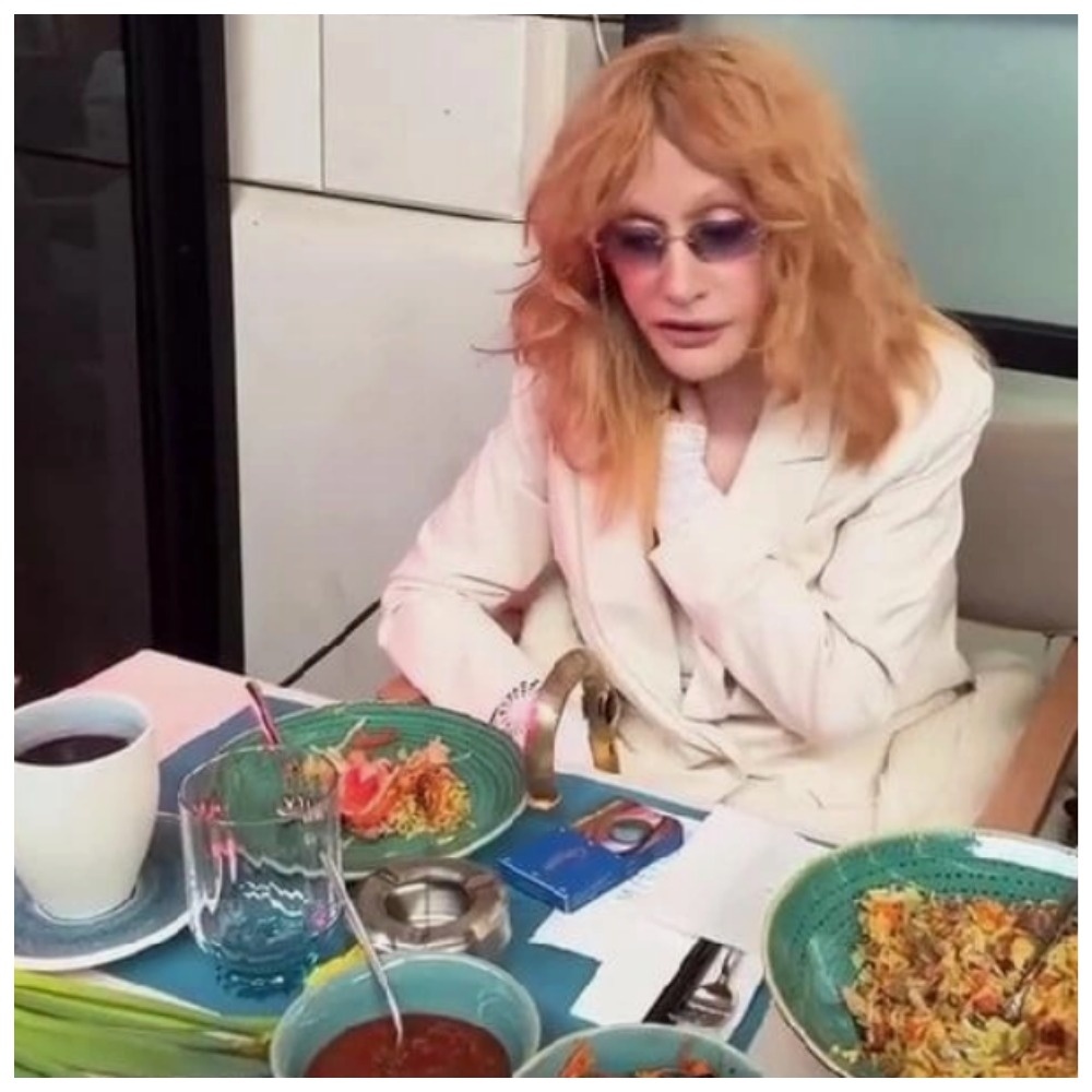 На 8 марта Алла осталась одна