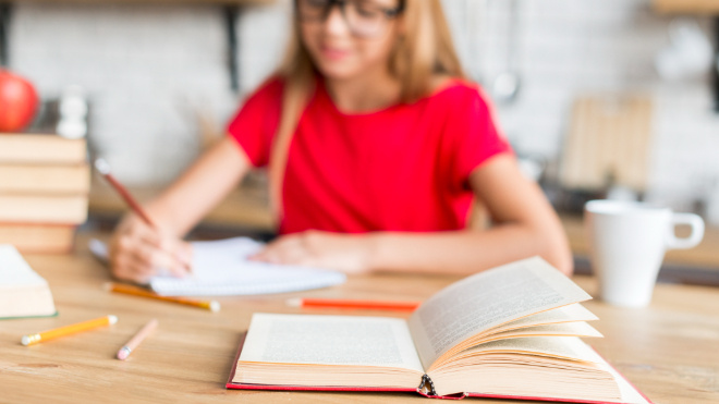 Фото: https://ru.freepik.com/free-photo/schoolgirl-doing-homework-near-books_4989969.htm#fromView=search&page=2&position=30&uuid=18058133-5b0f-49ad-834b-0fc393dbf9a0&query=%D0%BF%D0%B0%D1%80%D1%82%D0%B0+%D0%BF%D0%BE%D0%B4%D1%80%D0%BE%D1%81%D1%82%D0%BA%D0%B8+