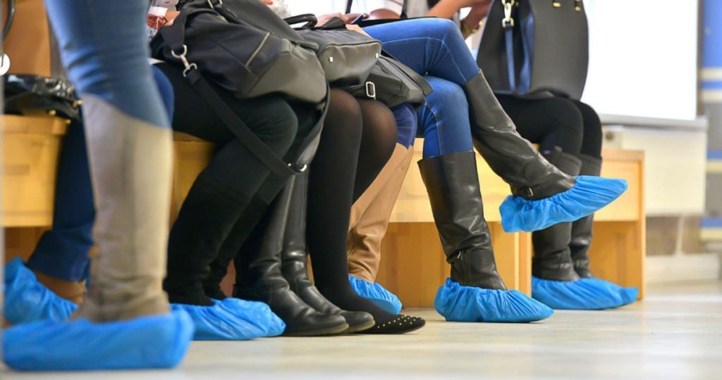 Обязаны ли пациенты покупать бахилы в поликлинике? И могут ли отказать в приёме пациенту без бахил?