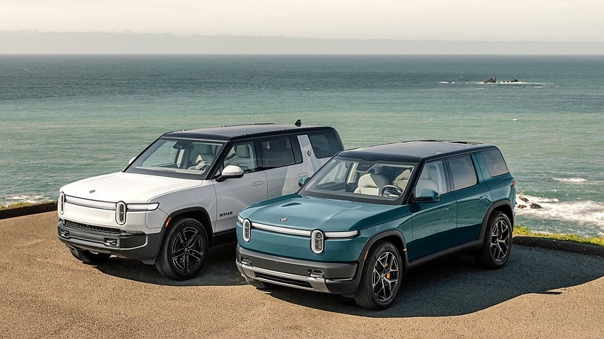    Rivian R2 (справа) в сравнении с Rivian R1S (слева)