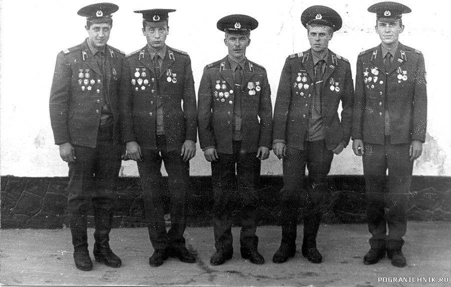 Дембеля ПВ КГБ СССР. Фото из соответствующего сайта. Тов пограничники, крайний боец справа - Герой Советского Союза? Спрашиваю без всякой иронии...