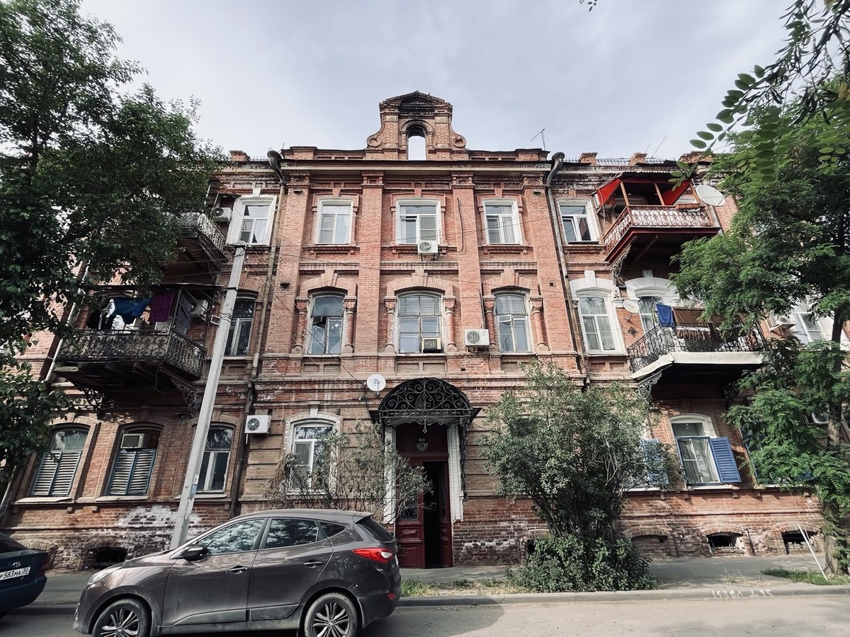 Дом Ветлугиной на Красной Набережной. Типичный "доходник" Астрахани. Подобные здания формировали плотную жилую ткань старой Астрахани.