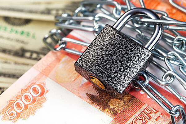 Деньги под замком: почему банки отказывают в выдаче вкладов и что делать